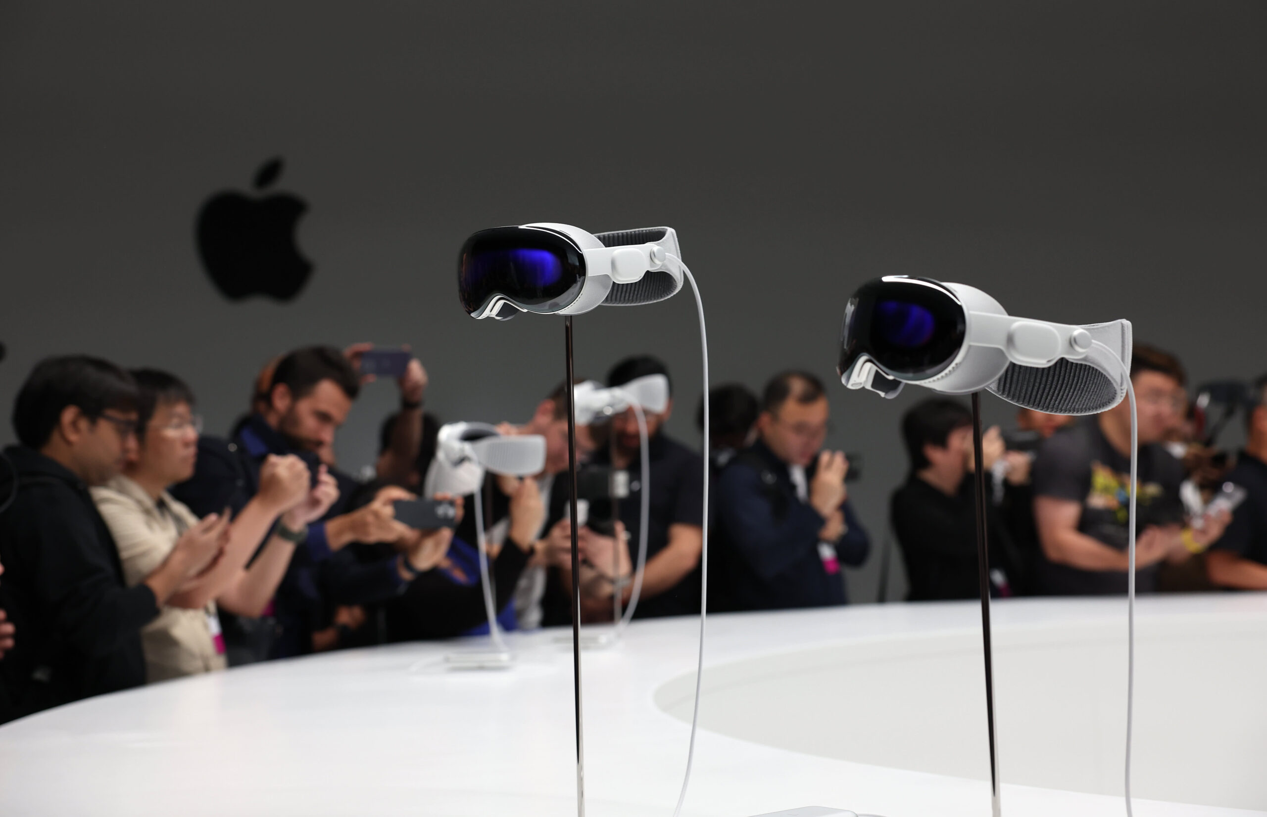 APPLE LAUNCHES ITS FIRST AR HEADSET